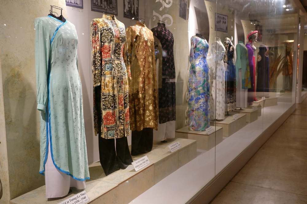 Certains ensembles Ao Dai sont exposés au Musée des femmes du Vietnam.